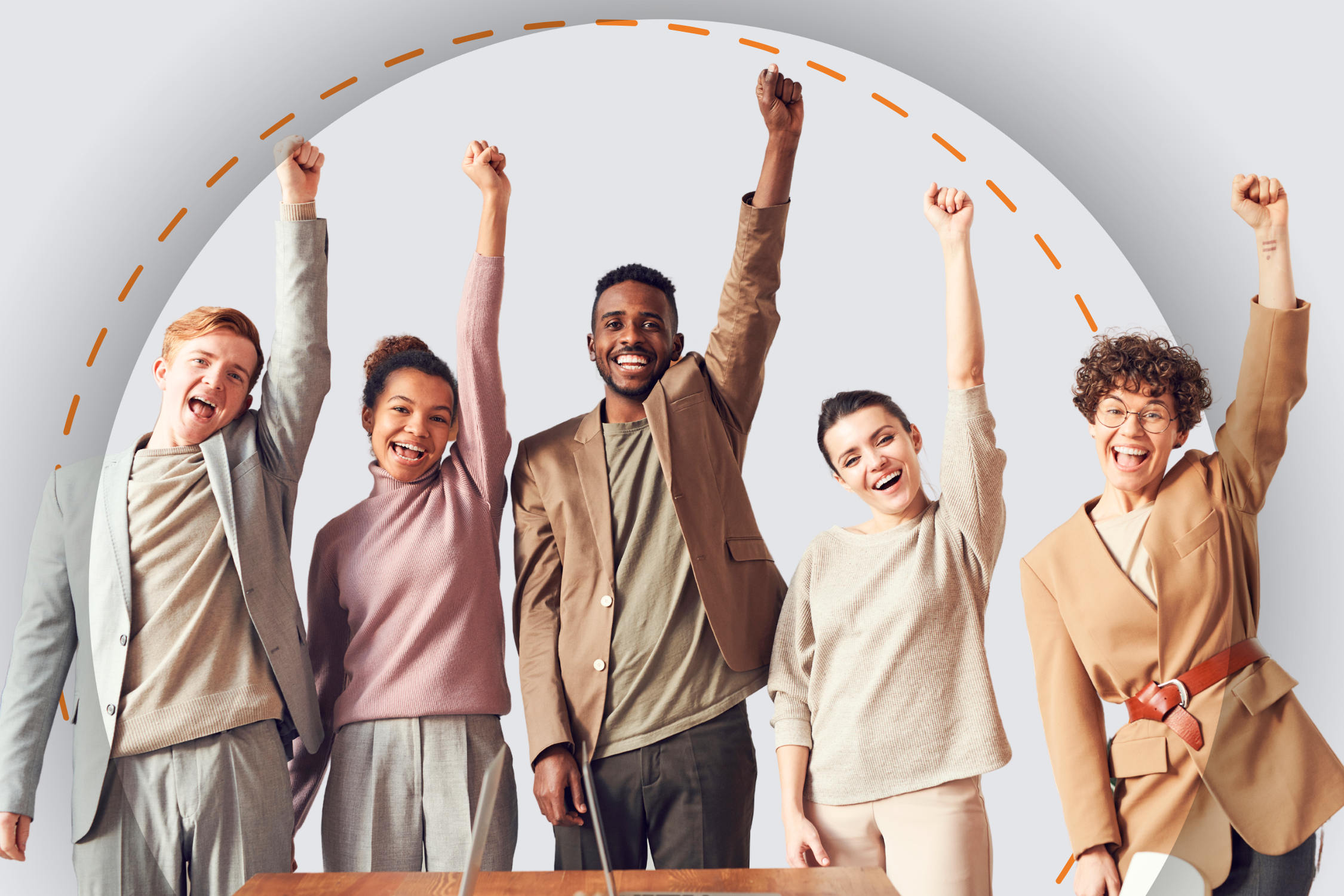 Grupo diverso de cinco pessoas sorrindo e comemorando com os braços erguidos, representando o conceito de humanização em um ambiente corporativo.
